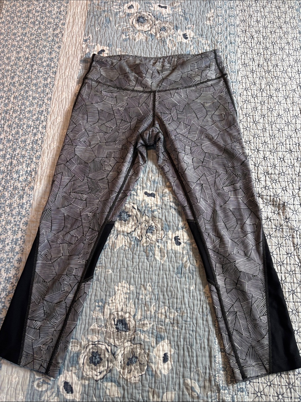 Nike dri fit Gray Patterned Mesh-Panel Workout Leggings. Size M. Like new.